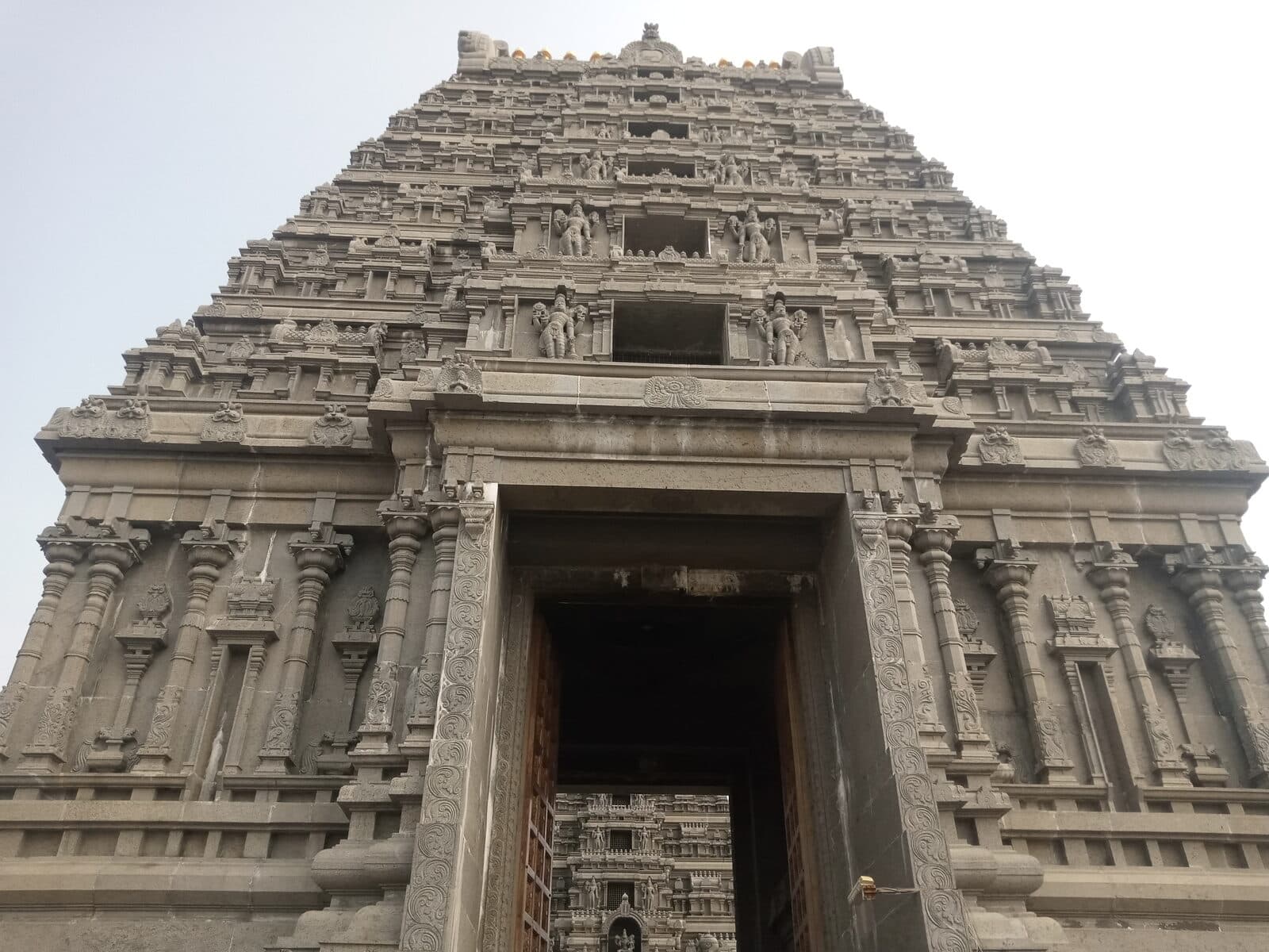 యాదాద్రి (యాదగిరిగుట్ట) శ్రీ లక్ష్మీనరసింహ స్వామి ఆలయం 2026: దర్శనం, సేవలు, చిట్కాలు — సంపూర్ణ గైడ్
